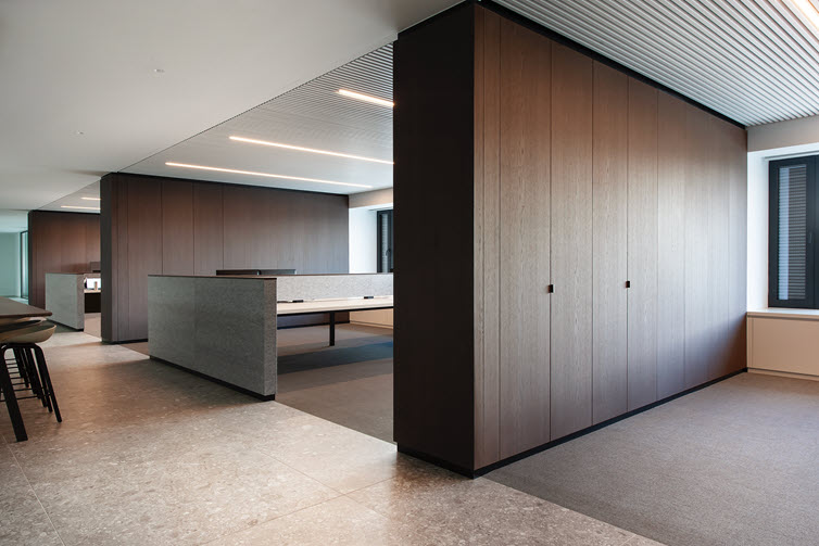 Partitions walls in Moderna office in Unilin Master Oak brown with oak texture